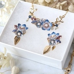 《セット》クラシックブルーの花とbijou＊葉っぱの華やかピアス／イヤリング＋ネックレス　（青、ブルー）