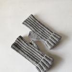 ゴム編みのハンドウォーマー