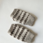 編み込み模様のハンドウォーマーbr