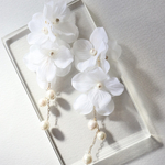 【no.83】flowery 《pearl》ホワイト　ブライダル　フラワー　花　造花　ピアス　イヤリング　ウェディング　結婚式　お呼ばれ　揺れる