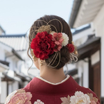 深紅ダリアの髪飾り/ 結婚式　成人式　胡蝶蘭　和装　振袖　卒業式　白無垢　色打掛　前撮り　花嫁　着物　ヘッドドレス　袴田　留袖　ヘアピン　結婚式髪飾り　成人式髪飾り　卒業式髪飾り　赤