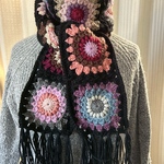 サークルモチーフのマフラー（ブラック）★ウール100%  手編み　編み物　フリンジ