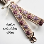 ★新作★パープルフラワーのショルダーストラップ　インド刺繍りぼん　スマホストラップ　携帯ストラップ　カメラ　バッグ　かばん　紫　パーティー　七五三