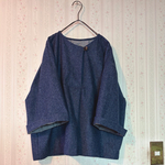 起毛デニム生地のフロントタックプルオーバー