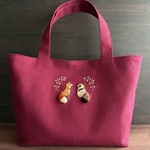 もふもふしっぽの手刺繍キャンバストート（チャーム付）