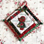 パッチワークキルト・クリスマスキルト・スーちゃんのミニミニキルト　緑リボン