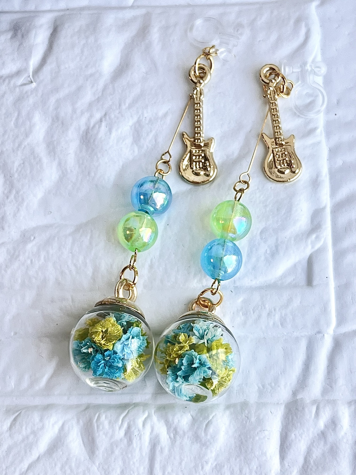 花色・金具変更可｜ギター×かすみ草水色緑ドームイヤリングピアス 
