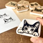 ･:*こっそり見つめてるよ･:* こっそりのぞき見トラにゃんこ・ねこはんこ　猫　消しゴムはんこ