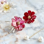 《淡水パールあり・なし選べる》レッド　秋を告げるコスモス　ピアス/イヤリング