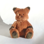 すこやかな赤キツネのぬいぐるみ