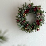 赤い木の実のクリスマスリース　25cm  小さめ　森の中　北欧　静か　上品　シンプル　アーティフィシャルフラワー