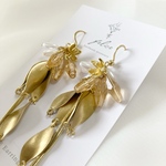 秋冬ハンドメイドピアス  ゴールド  リーフ  フラワー  ロング   大人可愛い シック  存在感  揺れるデザイン 