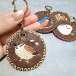 【13.野鳥系】キーホルダー　バックチャーム　愛鳥　小鳥　鳥　雑貨　小物　本革　レザー　刺繍　フクロウ　スズメ　雀　シマエナガ　フクロウ　ツバメ　羽　かわいい　ペット　ギフト　プレゼント