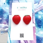 いちごまんまのイヤリング♡布ピアス　食品サンプル　フェイクフード　イチゴ　フェイクフルーツ　果物　赤　苺　3000円以上送料無料　可愛い　面白い　個性派　個性的　ストロベリー　