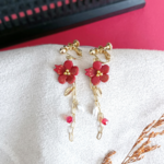 さり気なく猫な梅の花イヤリング/ピアス.  ねこ お正月 成人式