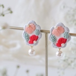 　お花の刺繍ピアス/イヤリング　花手水　（グレー　赤）