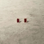 小ぶりボルドー長方形ピアス・樹脂ピアス・イヤリング