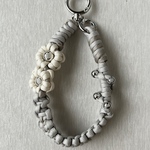 パラコード　ハンドメイド　ハンドストラップ　携帯スマホ　キーホルダー　フラワー　お花　シルバー シンプル