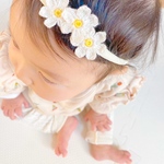\ thanks♡150 / 3つのお花のベビーヘアバンド 【デイジー】新生児　赤ちゃん　かぎあみ　カチューシャ　ヘッドバンド　退院着　ベビー袴　100日 お食い初め