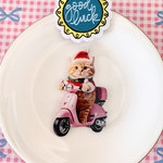 入荷待ち）茶トラ猫ちゃんピンクスクーターサンタさん☆素敵な子犬＆子猫&王冠パールラインストーンバッグチャーム/アクリル両面プリント/