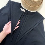 三角衿のブラウス