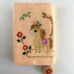 2026年　干支のうまの手刺繍　ブックカバー　オレンジ色の麻×コットン　ギンガムチェック　小馬　椿　ささ　松　手刺繍　しおり付き　栞　ブックエンド　文庫本カバー　文庫本サイズ　刺繍　