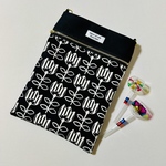 クリスマスセール🎄長財布が入る大きめスマホショルダー/  サコッシュ/ポシェット/北欧調フラワー　ブラック&ホワイト