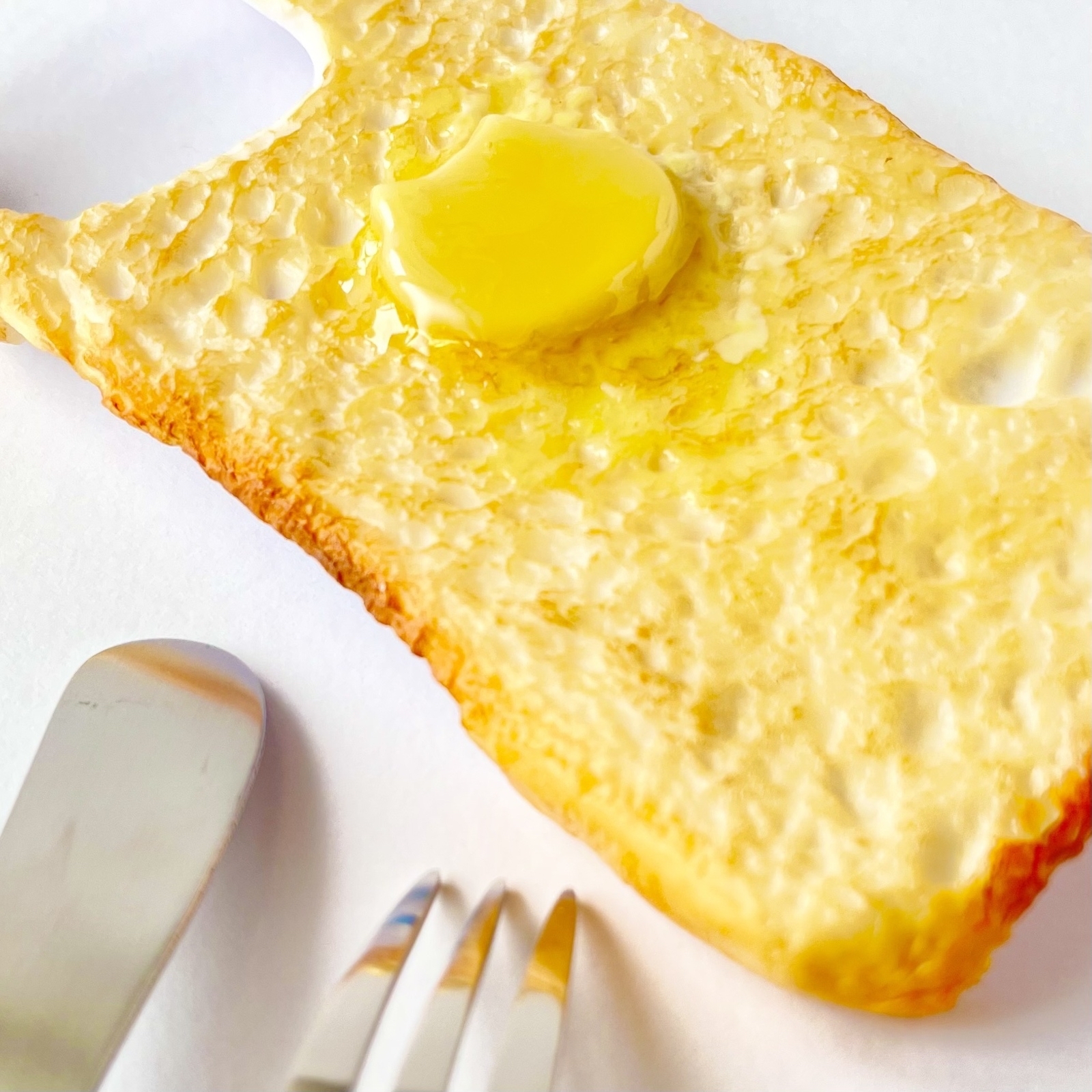 しっかり全面焼き ネコちゃんバターとトーストのスマホケース iPhone