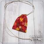 首から下げられる、巾着袋－お守り袋・パワーストーン入れ☆和柄・桜の花・レッド