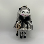 黒と白のツイードドレスのドールチャーム