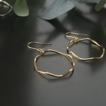 14kgf or シルバー925 ゆらゆら揺れる♪ウェーブフープ 40mm ピアス or イヤリング