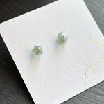 小さな月と星の一粒ピアス　イヤリング　アベンチュリン　天然石　アレルギー対応　サージカルステンレス　樹脂ピアス　キラキラ　レジン　小さい　小さめ　小ぶり　シンプル　デイリー　控えめ　お仕事　揺れない