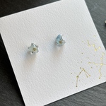 小さな月と星の一粒ピアス　イヤリング　アクアマリン　天然石　アレルギー対応　サージカルステンレス　樹脂ピアス　キラキラ　レジン　小さい　小さめ　小ぶり　シンプル　デイリー　控えめ　お仕事　揺れない
