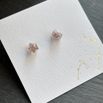小さな月と星の一粒ピアス　イヤリング　ストロベリークォーツ　天然石　アレルギー対応　サージカルステンレス　樹脂ピアス　キラキラ　レジン　小さい　小さめ　小ぶり　シンプル　デイリー　控えめ　お仕事　