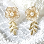 [40]ゴールドリーフ揺れるパールホワイトフラワー2wayお花ピアス/イヤリング
