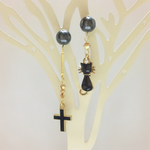 ☆sale☆黒猫＆十字架のアシメトリーピアス