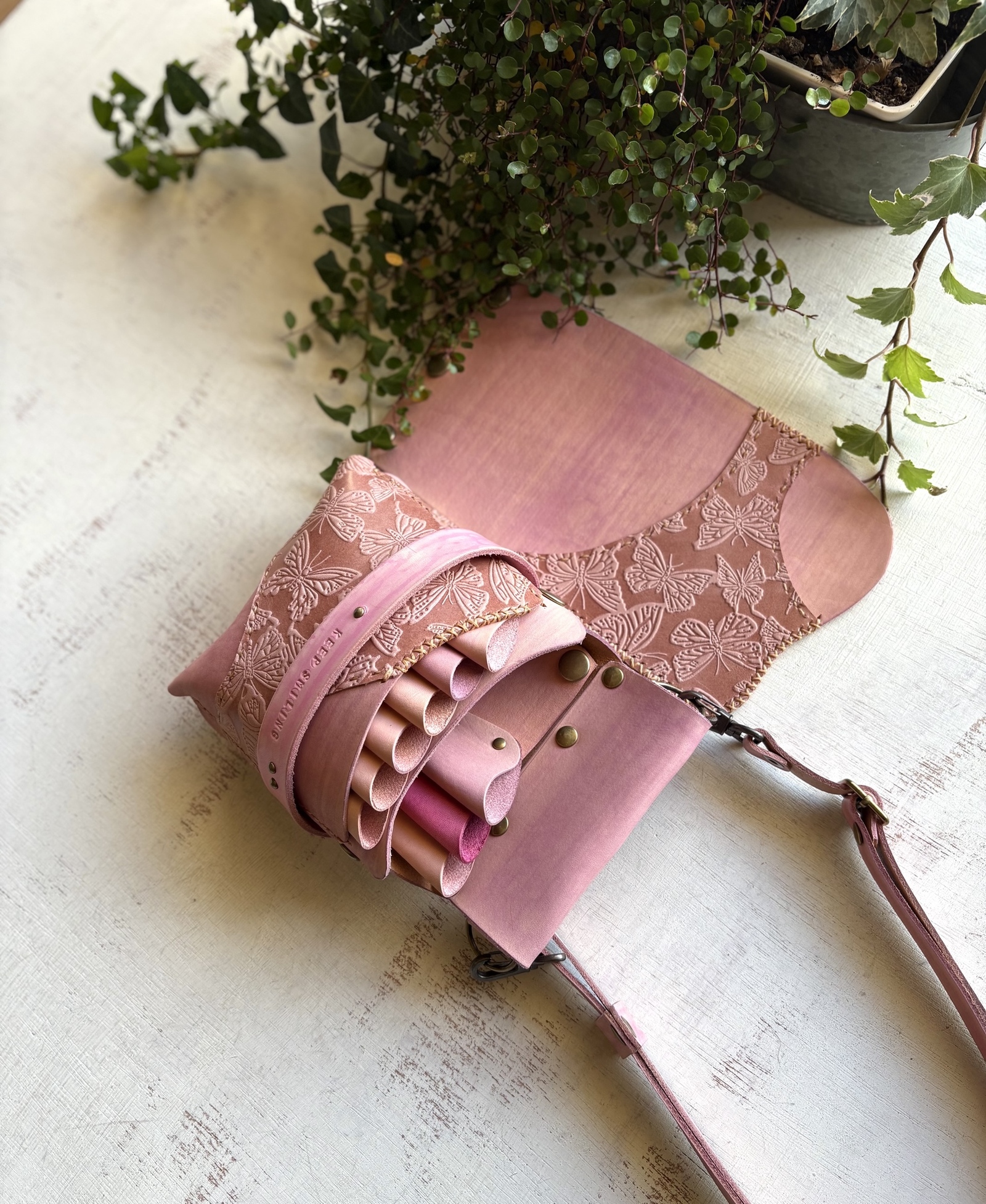 ヌメ革ナチュラルローズ型押しの大人可愛いシザーケース - coocs works