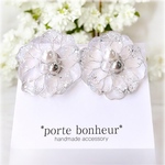 [33]シルバーラメ＊クリア花大ぶりピアス/イヤリング キラキラ ハンドメイド 結婚式 ディップアート パール フラワー