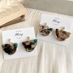 【3日間限定新作割引】 New‼︎ ハーフムーンclassic marble イヤリングピアス / イヤリング / 樹脂ピアス / チタンピアス