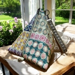 インド刺繍リボンをふんだんに使用したハンドストラップ付きアクセサリーのような2wayトライアングルバッグ28cm⭐︎メッシュ刺繍⭐︎テトラバッグ