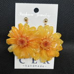 限定2個⭐︎大きなジニアが可愛く揺れるピアスorイヤリング⭐︎オレンジ