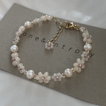 淡水パール＆透け感のあるパールオフホワイトのお花のビーズブレスレット | おとな きれい目コーデ | パールアクセサリー | おとなのビーズアクセサリー | シンプルかわいい