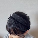 チェックツイードのヘアバンド（リボンで結ぶタイプ・ブラック、ラメ入り）
