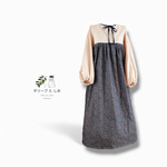 ネイビーの花柄リボンワンピース　シームポケット付き　コットン　ダンガリー　長袖　ロング丈　おとなかわいい　ナチュラル　フェミニン　ゆったりサイズ