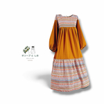 カントリー風切り替えティアードワンピース　オレンジイエロー　ピンク系　幾何学模様　コットン　モダン　ナチュラル　長袖　ゆったりサイズ