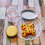 蓋付きガラスポットに入ったクリスマスカラークッキー銀のお皿付き