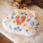 手刺繍がま口（リス）