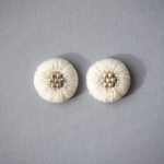 雪の輝き。刺繍アクセサリー　ホワイトクリスマスカラー　ビーズ刺繍ピアスor刺繍イヤリング　ラッピング対応