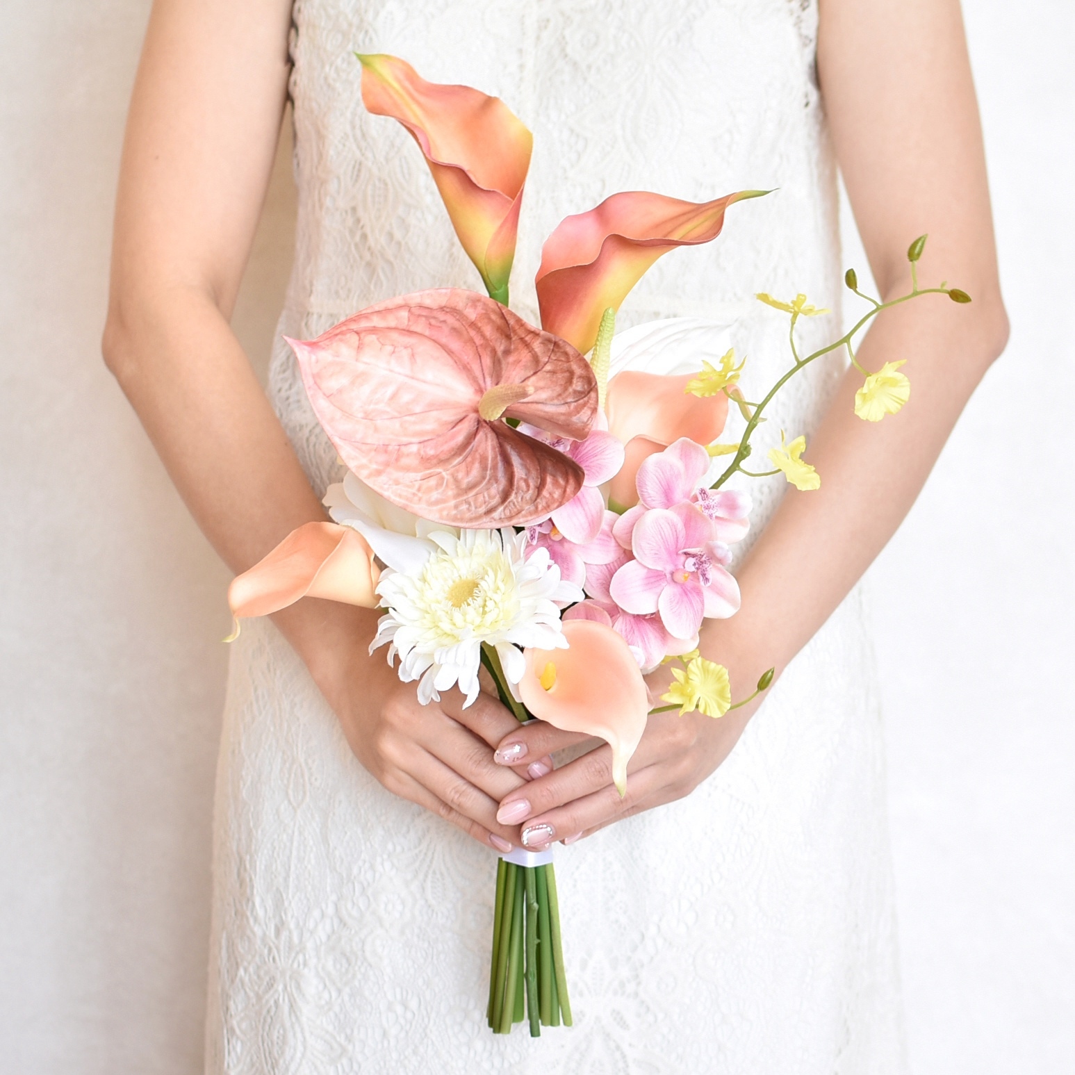 再販×15【ブートニアサービス】カラーとボルドーのオンシジウム 縦長の