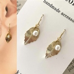 ハンドメイドピアス　葉っぱ　パール　ゴールド　揺れる